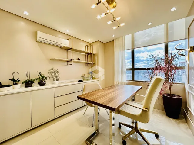 Ambiente moderno com mesa de jantar e grande janela.