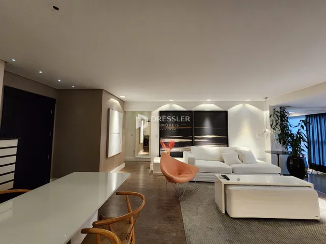 Sala de estar moderna com sofá branco e mesa de jantar em um imóvel no Brasil.
