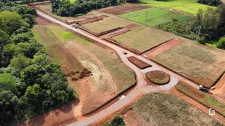 Vista aérea de uma propriedade rural com campos agrícolas e estradas de terra.