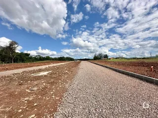 Vista da propriedade mostrando terra e estrada de cascalho em Lajeado.