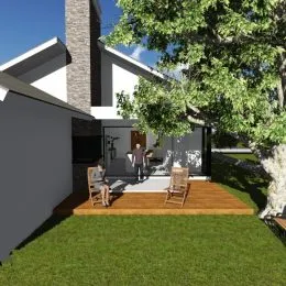 Foto da área externa com gramado e deck de madeira.