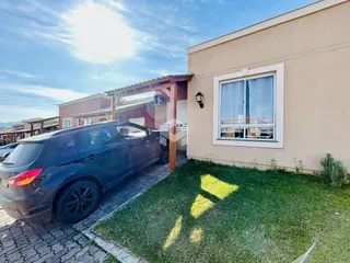 Fachada de uma residência em Lajeado, Brasil, com uma garagem e jardim.