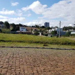 Vista da área externa pavimentada de uma propriedade em Lajeado.