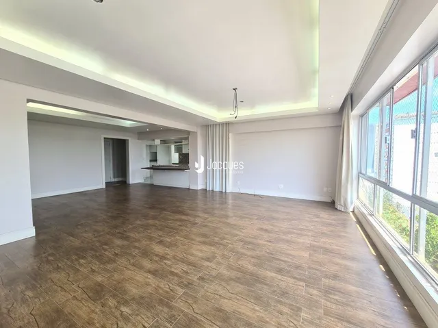 Vista interna de uma sala com piso de madeira.