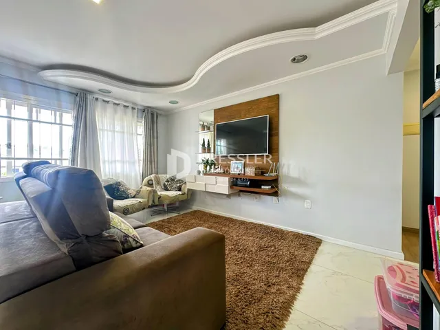 Sala de estar com sofá e decoração moderna em Lajeado.