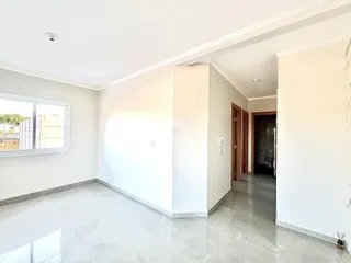 Vista interna de um ambiente com piso de cerâmica e paredes brancas.