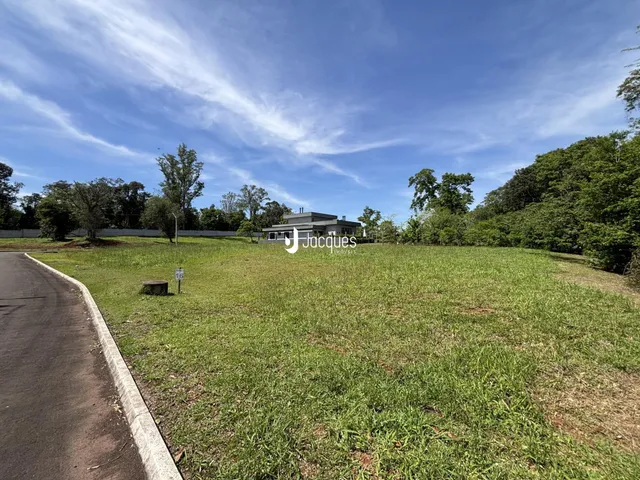 Vista externa da propriedade em Lajeado, Brasil, mostrando o terreno gramado e a casa ao fundo.