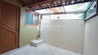 Ambiente interno com piso cerâmico e teto exposto.