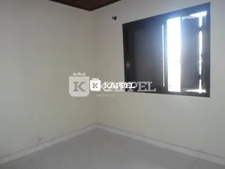 Foto de uma parede interna clara de um imóvel.