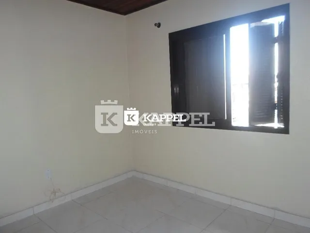Foto de uma parede interna clara de um imóvel.