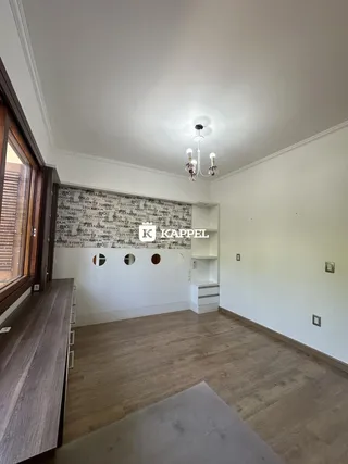 Hall de entrada com piso de madeira clara e iluminação de teto.