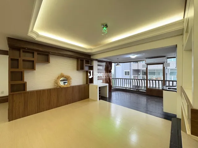 Uma sala de estar moderna com piso de madeira clara e acesso a uma varanda.