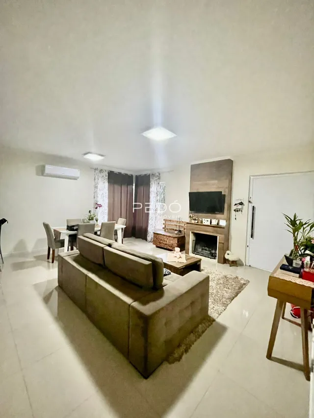 Sala de estar com sofá e lareira.