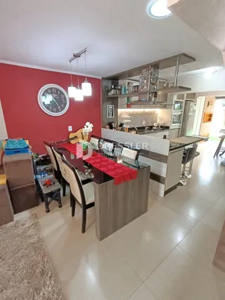 Ambiente de sala de jantar e cozinha em um imóvel.