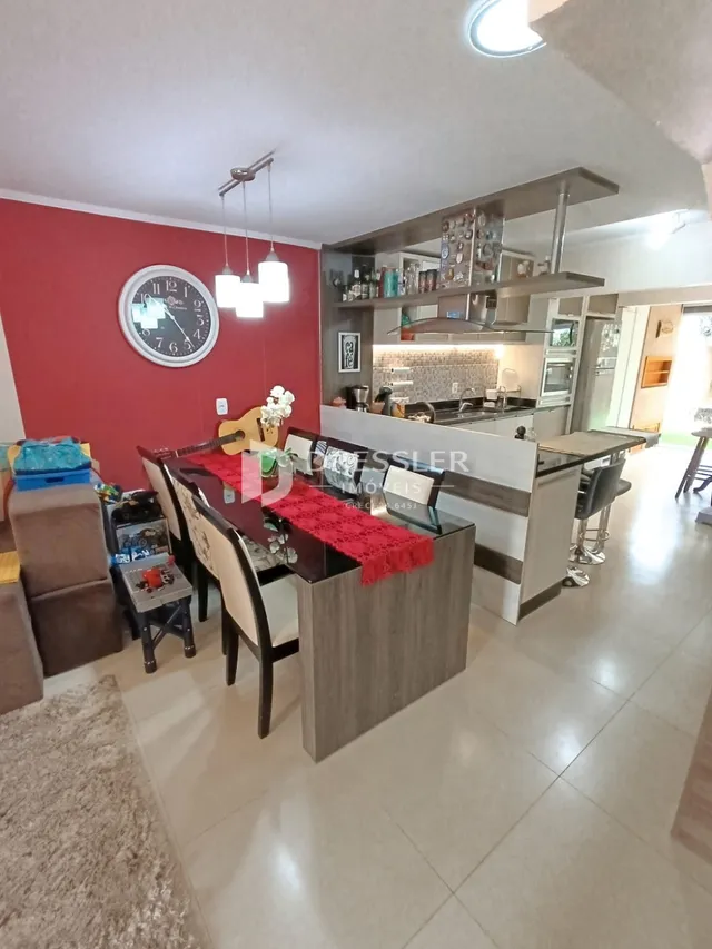 Ambiente de sala de jantar e cozinha em um imóvel.