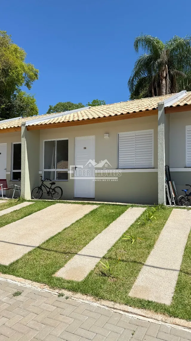 Fachada de uma casa em Lajeado, Brasil, com jardim frontal.