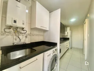 Foto da cozinha de um imóvel em Lajeado, Brasil, mostrando armários e bancada.