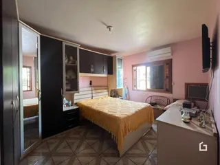Quarto com cama e armários em ambiente residencial.