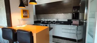Uma cozinha moderna com armários e bancadas.