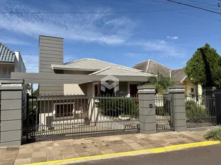 Fachada de uma residência em Lajeado, Brasil com cerca e portão.