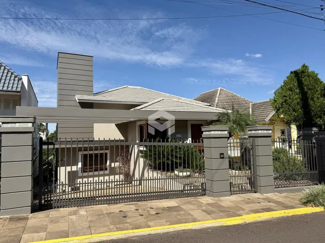Fachada de uma residência em Lajeado, Brasil com cerca e portão.