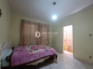 Quarto com cama e cortinas em um imóvel no Brasil.