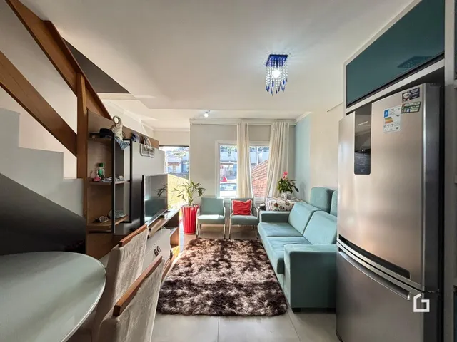 Sala de estar com sofá e área de passagem em um imóvel no Brasil.