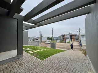 Vista da fachada de uma propriedade em Lajeado, Brasil com área externa pavimentada.