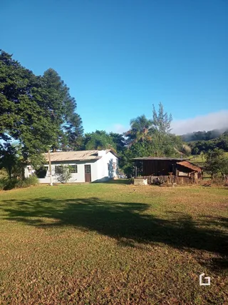 Fachada de uma casa em Lajeado, Brasil, com gramado verde.