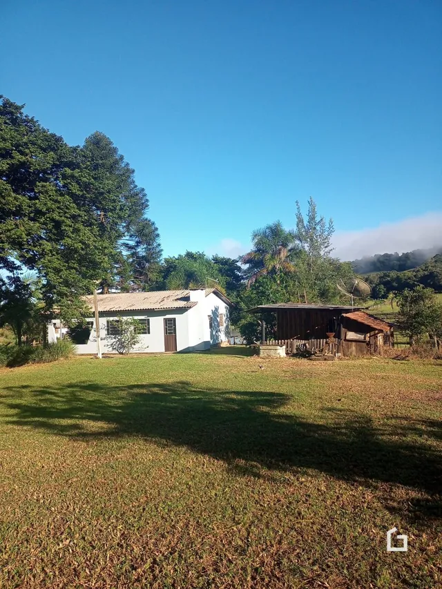 Fachada de uma casa em Lajeado, Brasil, com gramado verde.