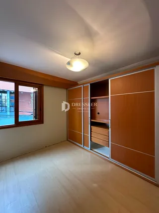 Interior de uma sala com piso de madeira e painéis de madeira.
