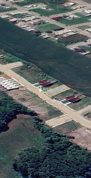 Vista aérea de uma área rural com terrenos e estradas no Brasil.