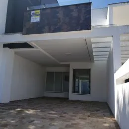 Foto de um ambiente interno com piso de concreto e teto aparente.