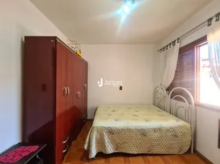 Quarto com armário de madeira e cama