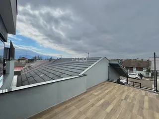 Vista da fachada e telhado de uma residência em Lajeado, Brasil.