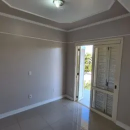 Ambiente interno com paredes brancas e piso claro.