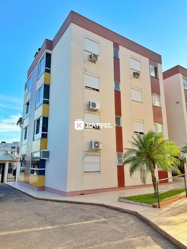 Fachada de um prédio residencial em Lajeado, Brasil, com unidades de ar-condicionado visíveis.