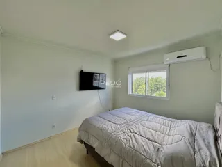 Quarto com cama e janela em um imóvel.