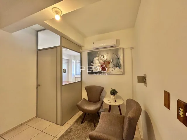 ambiente interno com paredes brancas e decoração de sala de estar