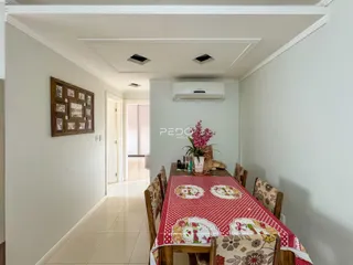 Hall de jantar com decoração de mesa no interior de uma residência.