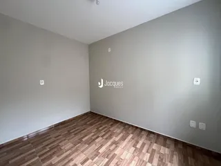 Foto de uma sala com piso de madeira clara.