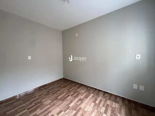 Foto de uma sala com piso de madeira clara.