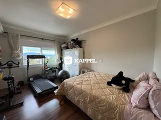 Quarto com cama grande e janela com vista para a paisagem.
