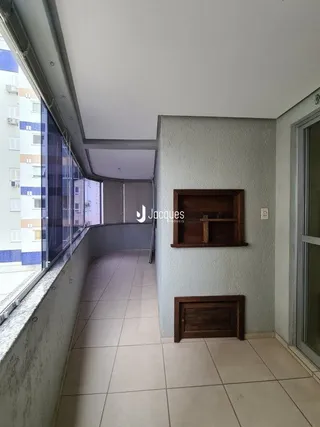 Vista interna de um corredor com piso de cerâmica e janela.