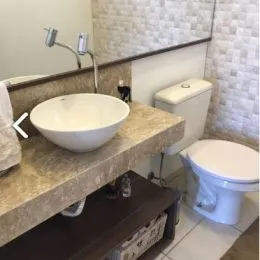 Foto de um banheiro mostrando a pia e o vaso sanitário.