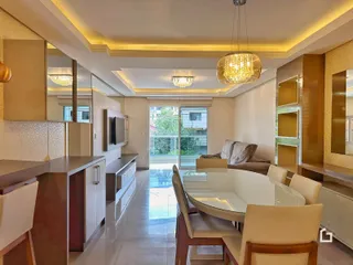 Sala de estar e jantar moderna com piso de cerâmica e iluminação embutida.