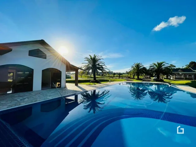 Piscina externa de uma residência em Lajeado, Brasil, sob céu azul.