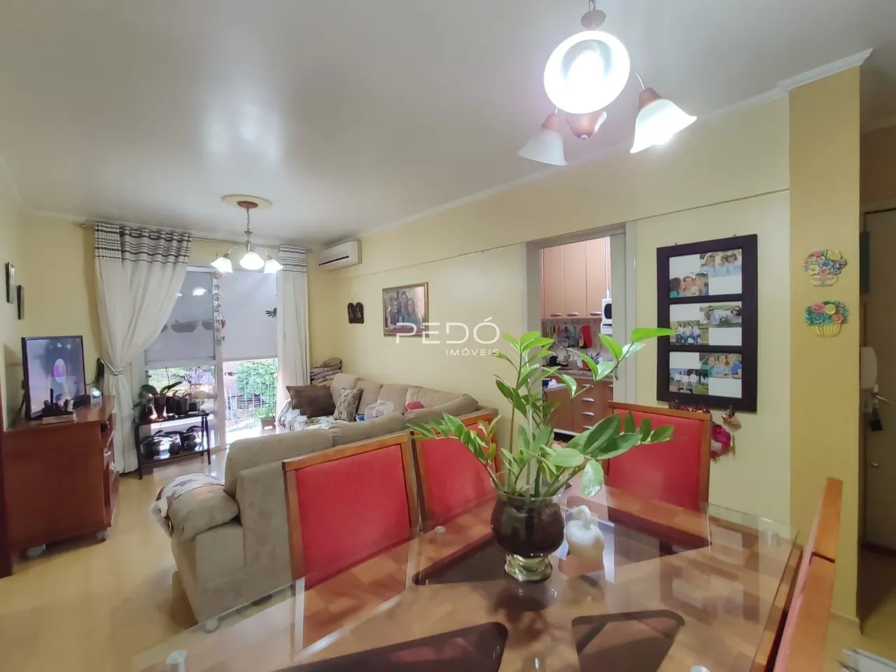 Sala de estar ampla com decoração moderna e piso de porcelanato.