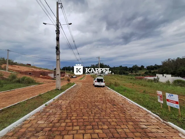 Uma estrada de paralelepípedos leva a uma área residencial em Lajeado.