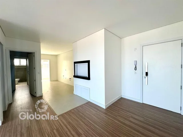 Hall de entrada com piso de madeira clara e portas brancas.